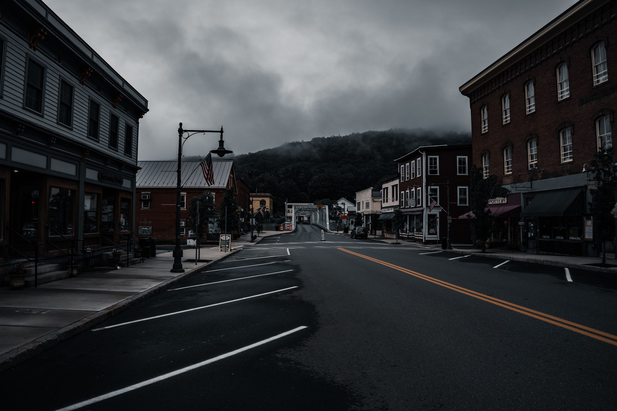 Rue vide avec bâtiments historiques et ciel nuageux