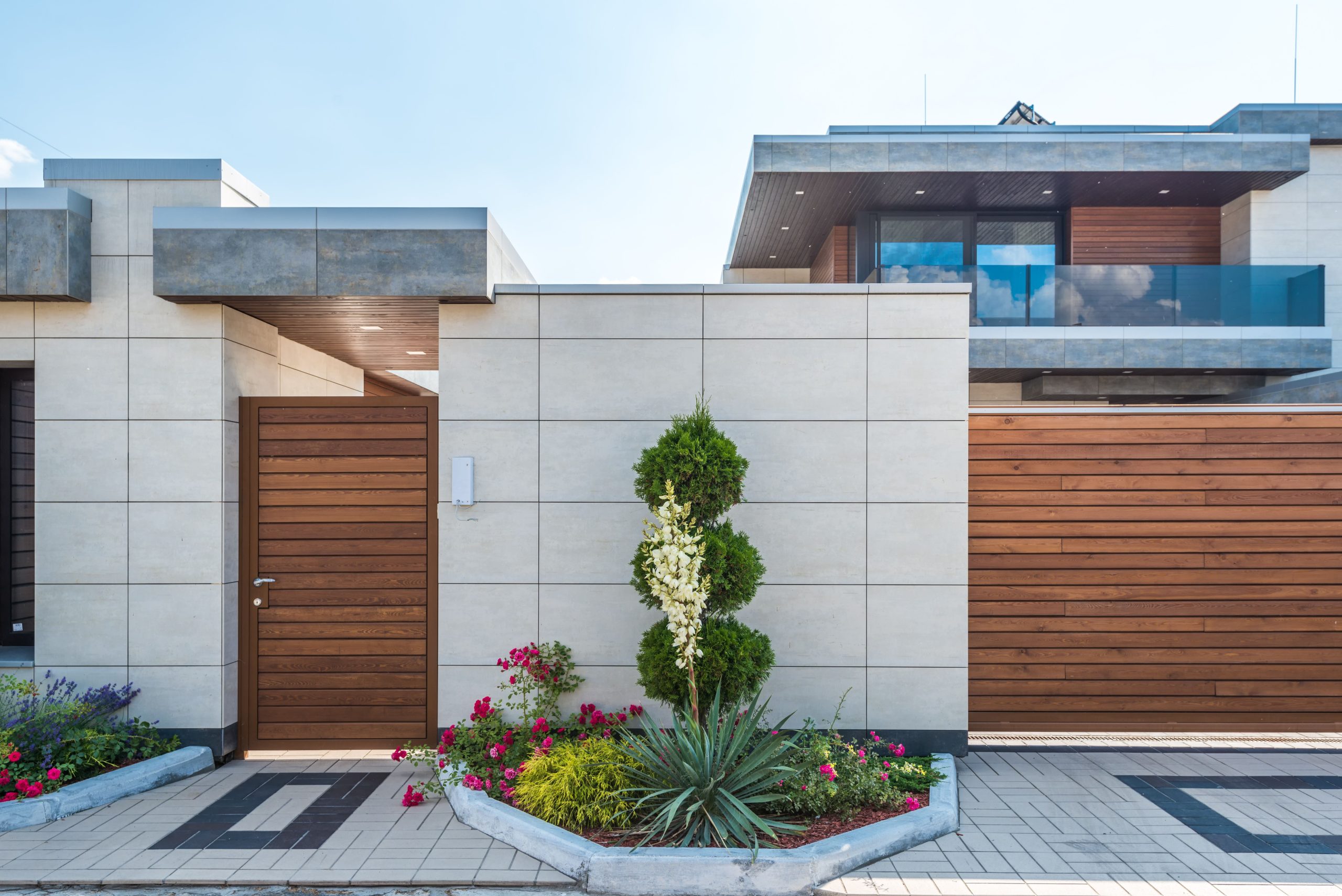 Maison contemporaine avec portail coulissant élégant