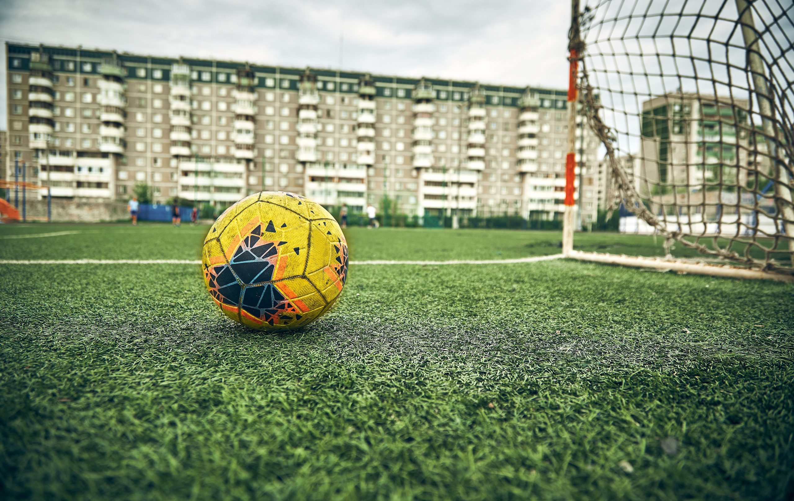 Ballon de foot sur terrain vert urbain