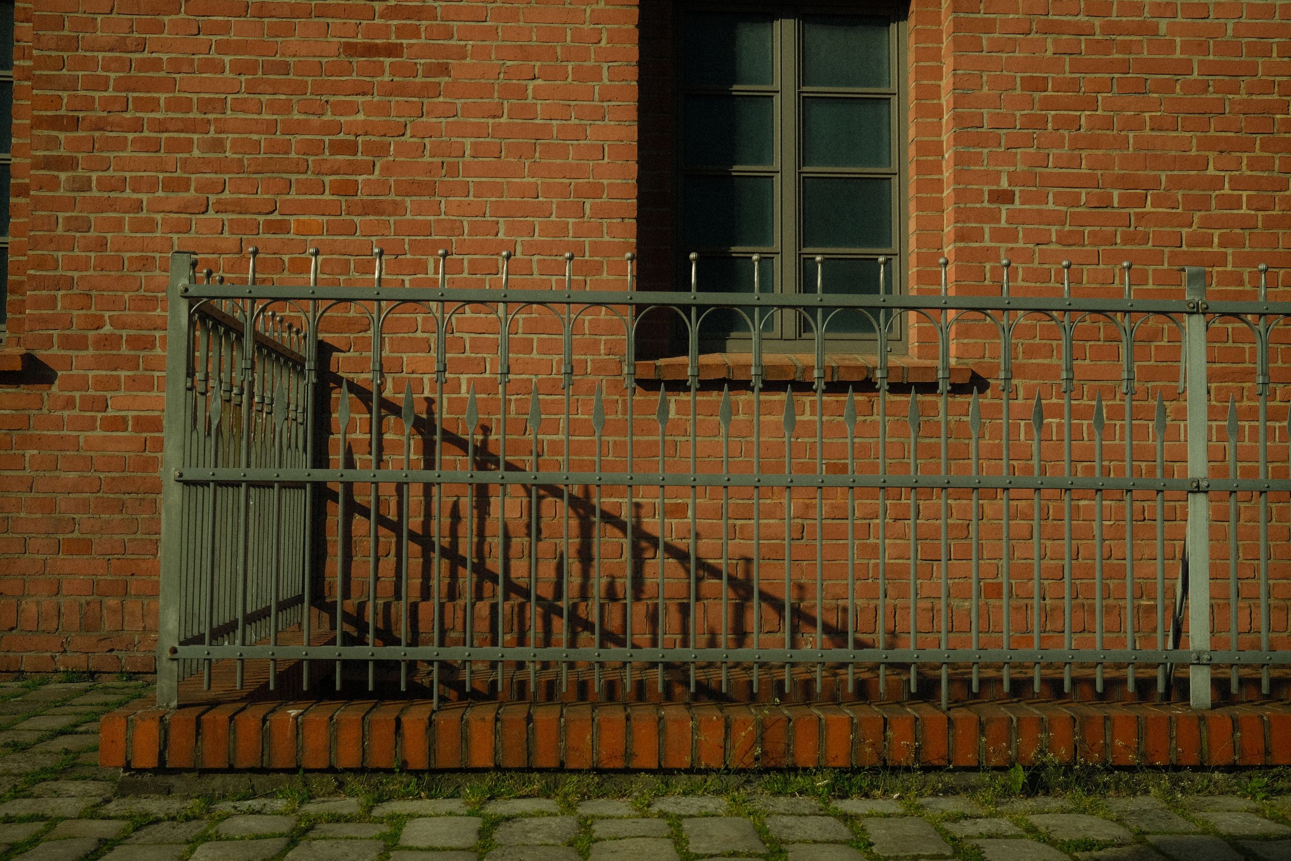 Barreau décoratif contre mur brique avec ombres