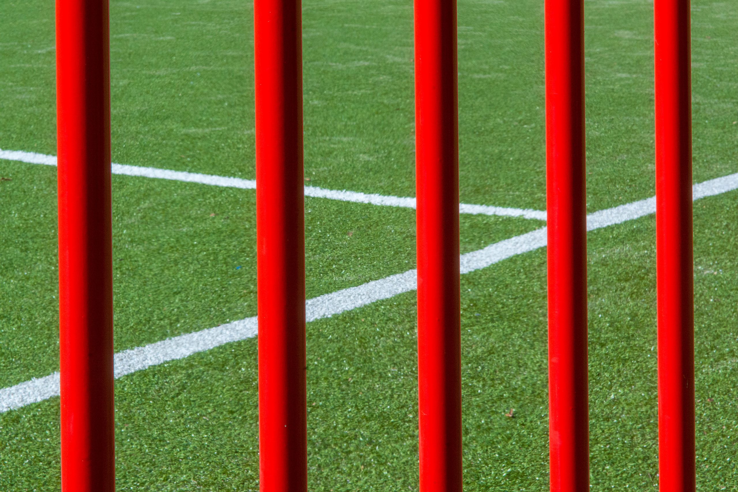 Barres rouges avec main courante sportive