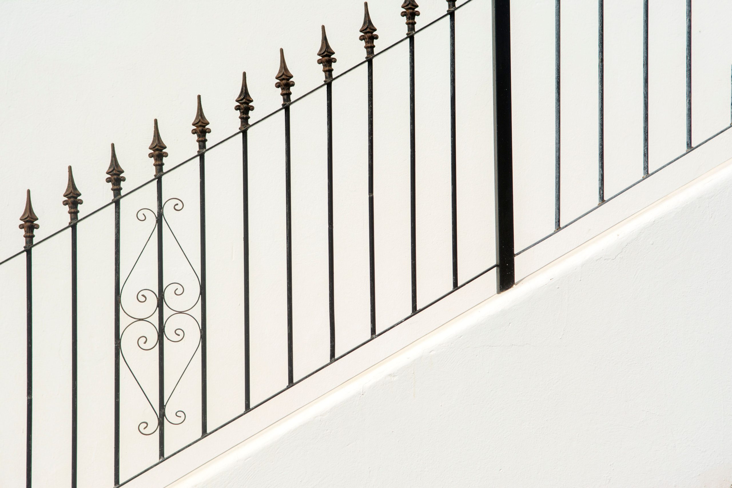 Clôture barreau diagonale contre mur béton propre