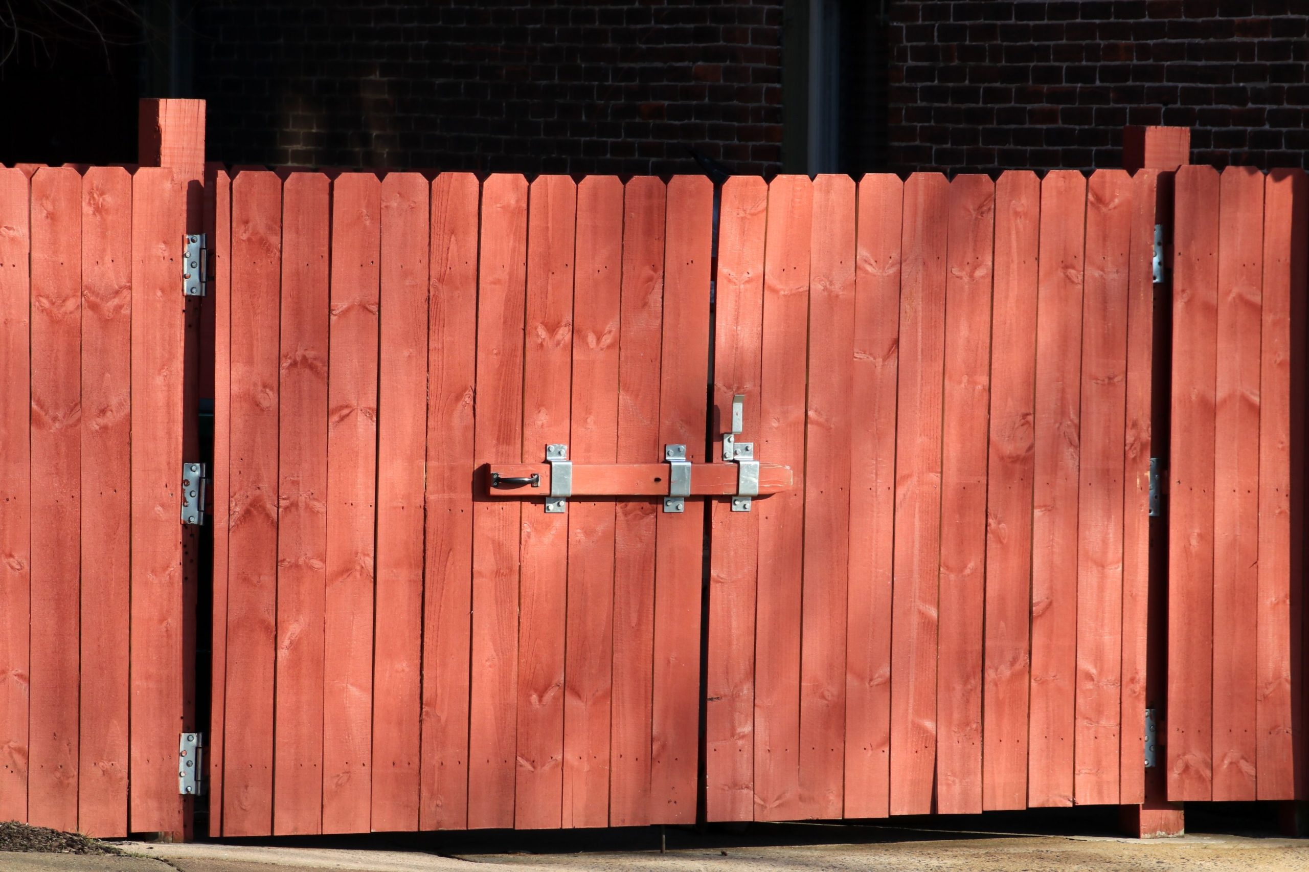 Clôture bois rouge rustique verrou metal