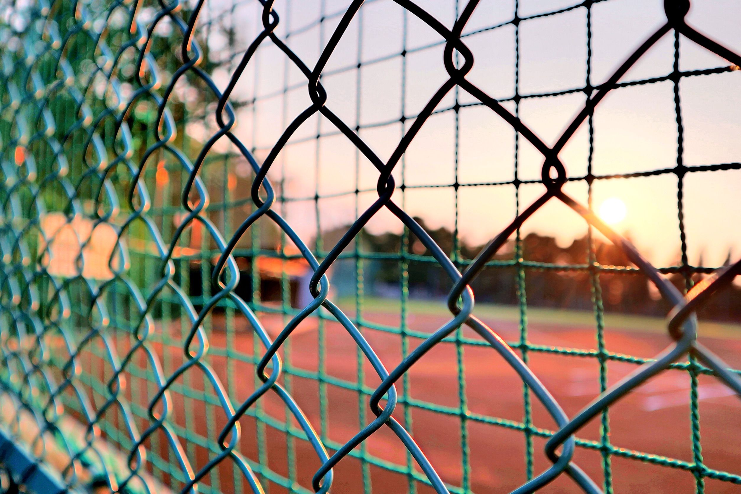 Gros plan clôture chaîne avec terrain sportif