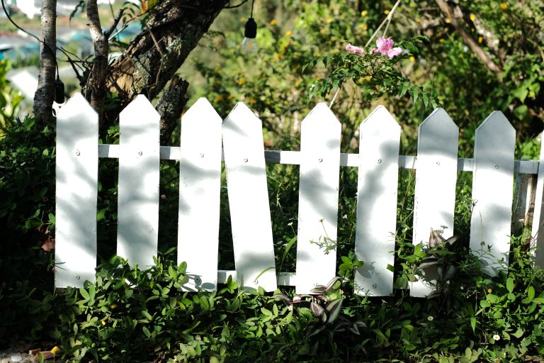 Combien de temps résiste vraiment une clôture PVC solide ?