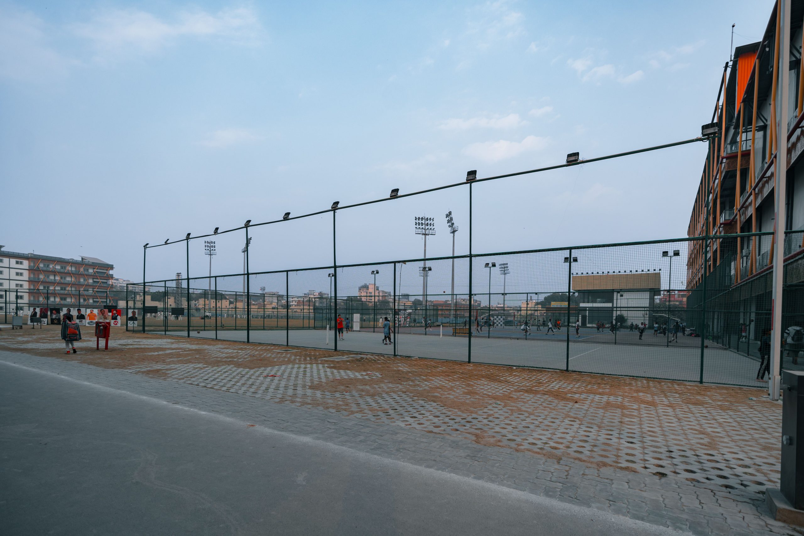 Complexe sportif avec terrains et projecteurs
