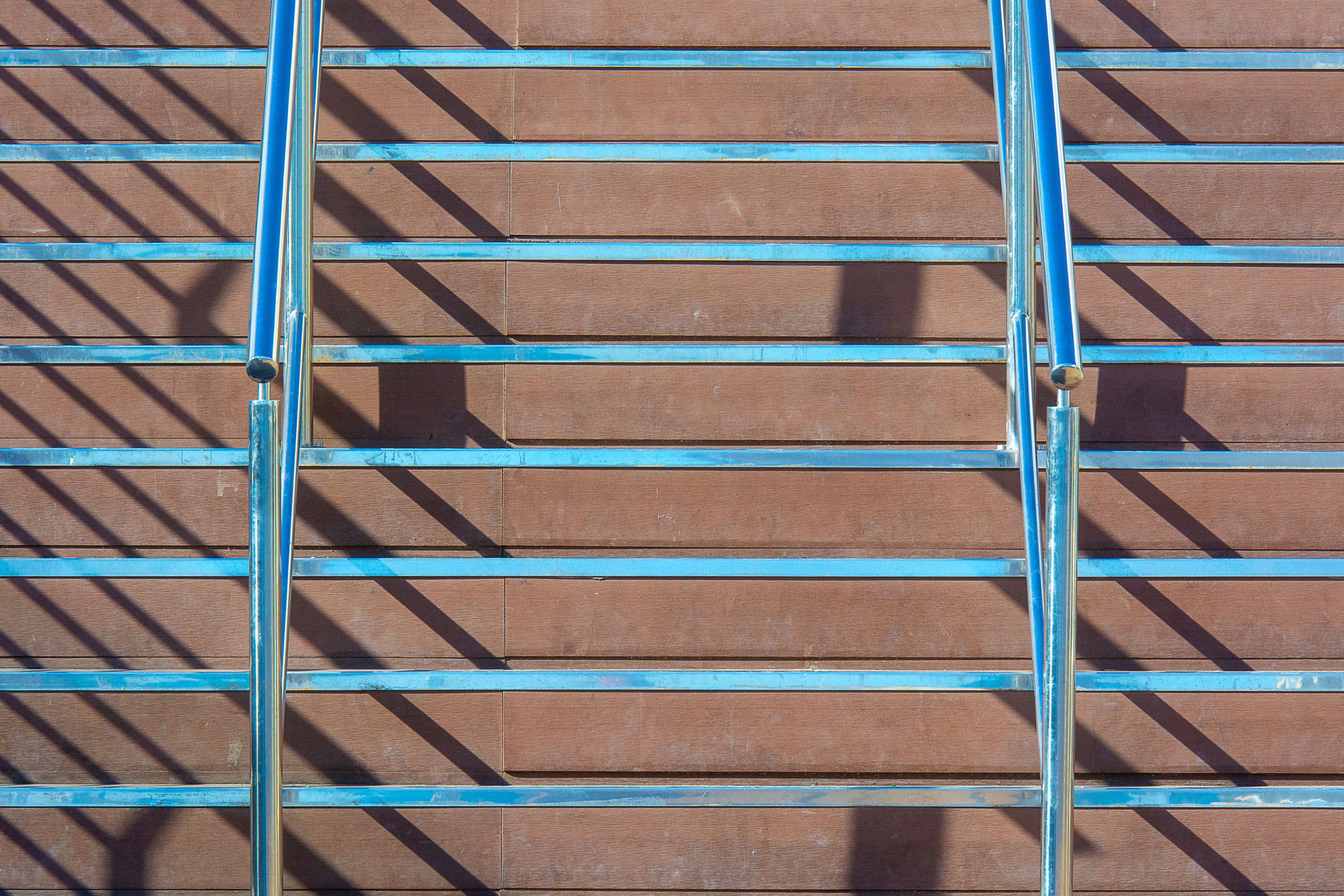 Escalier moderne avec garde corps métallique bois