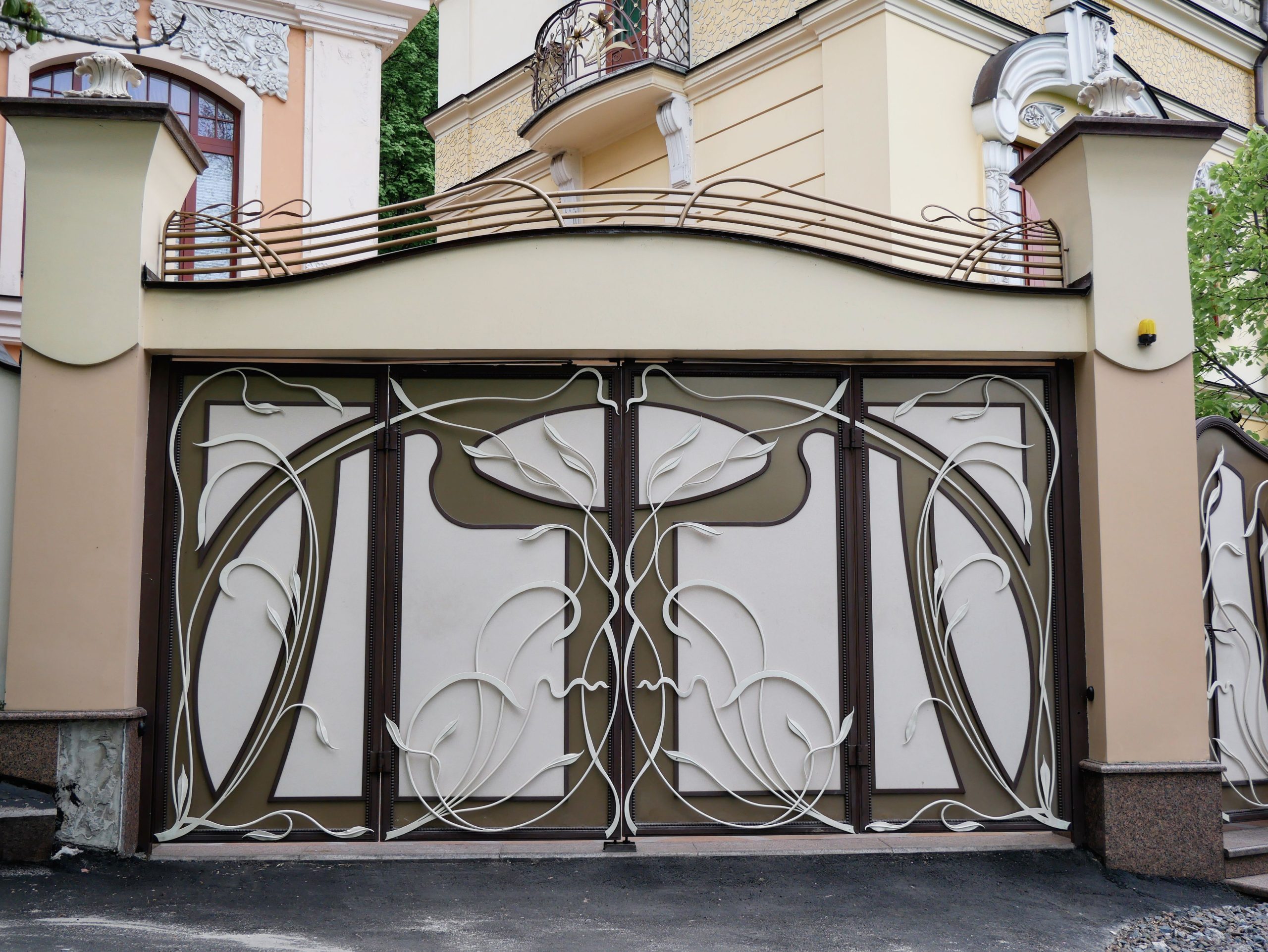 Portail Art Nouveau avec motifs floraux intriques