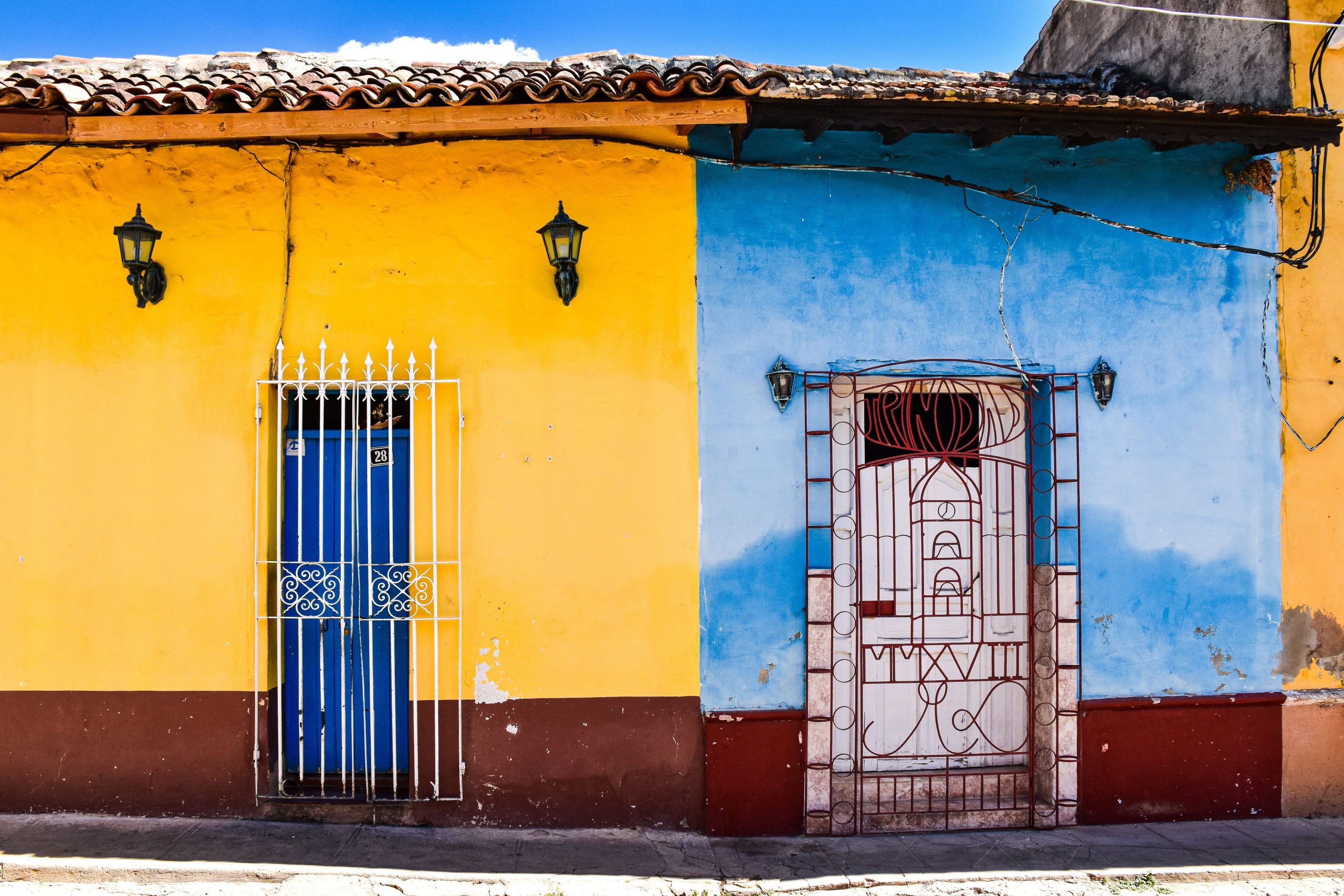 Portes bleues jaunes colores rue ensoleille