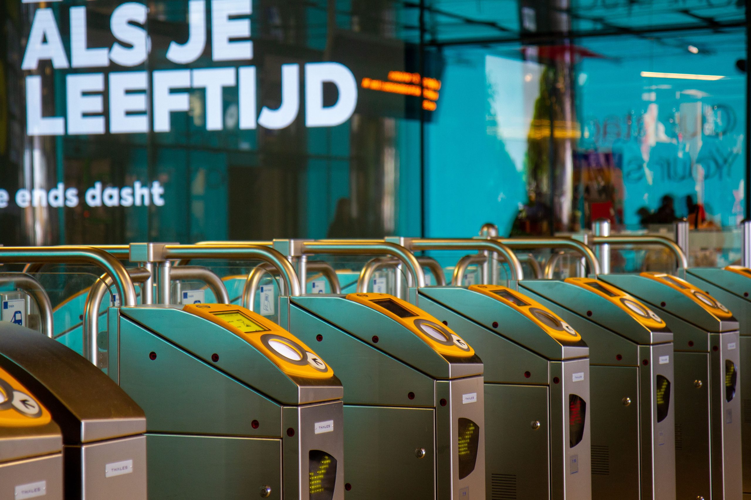 Portails modernes station Amsterdam transport urbain