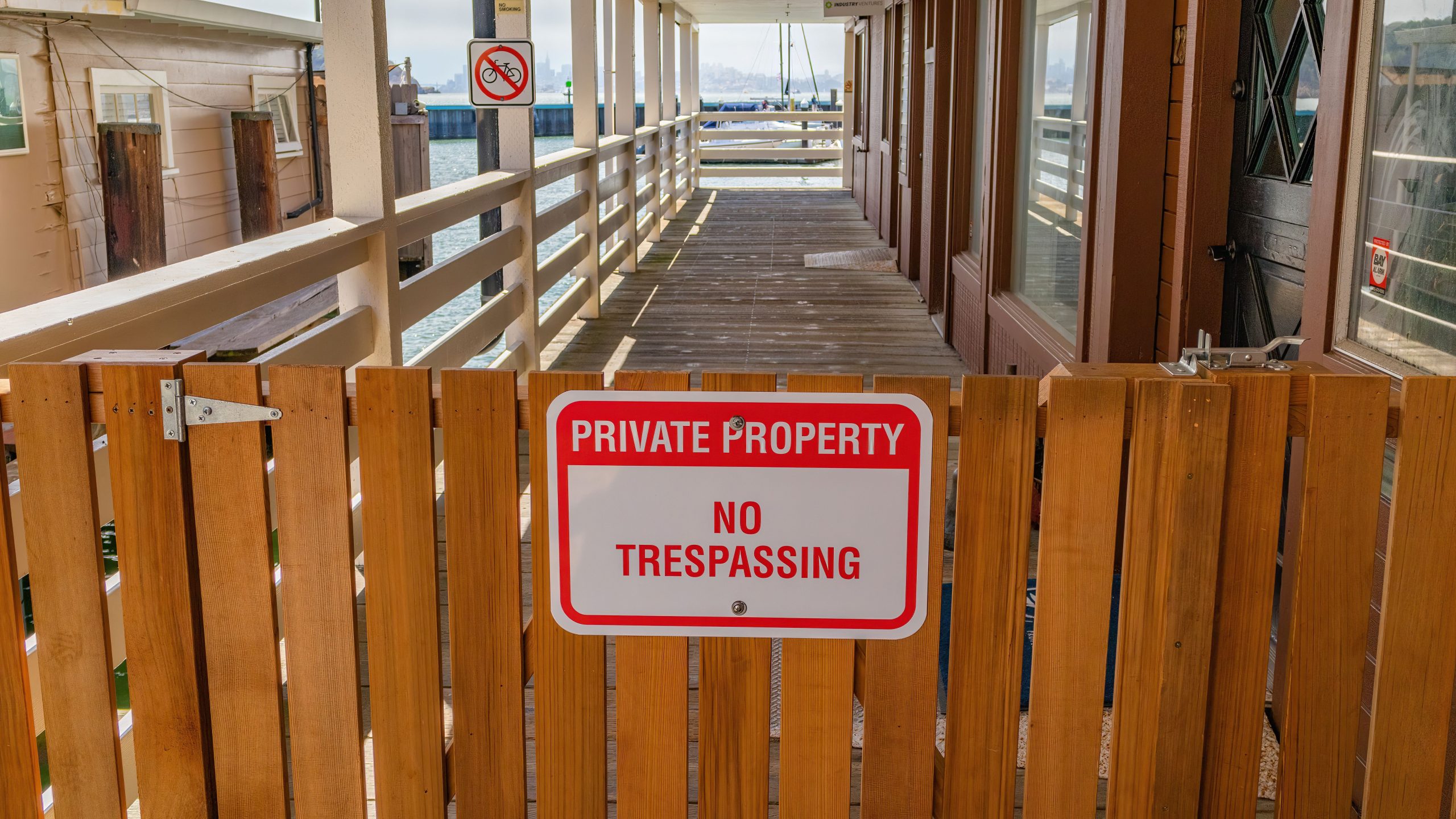 Portail bois avec panneau propriété privée