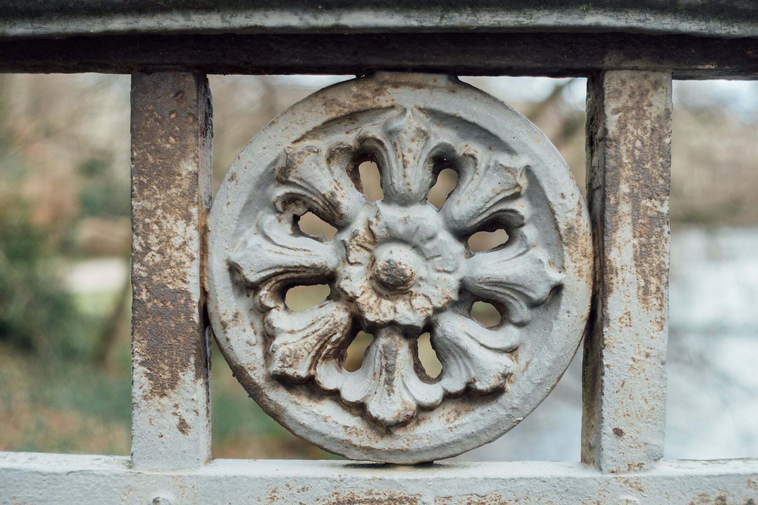 Détail rouille motif floral métallique vintage