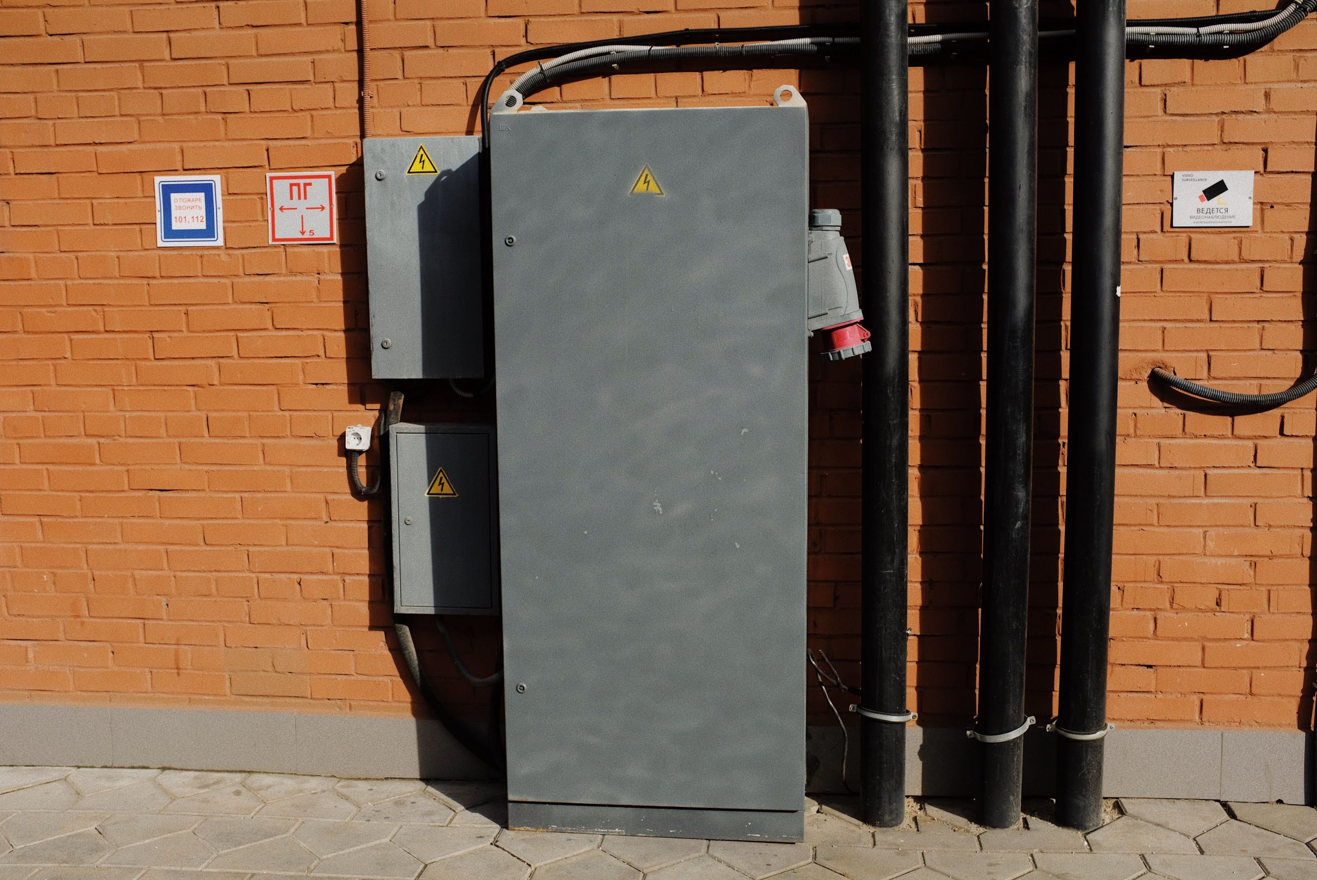 Armoire électrique alimentation murale jour ensoleillé