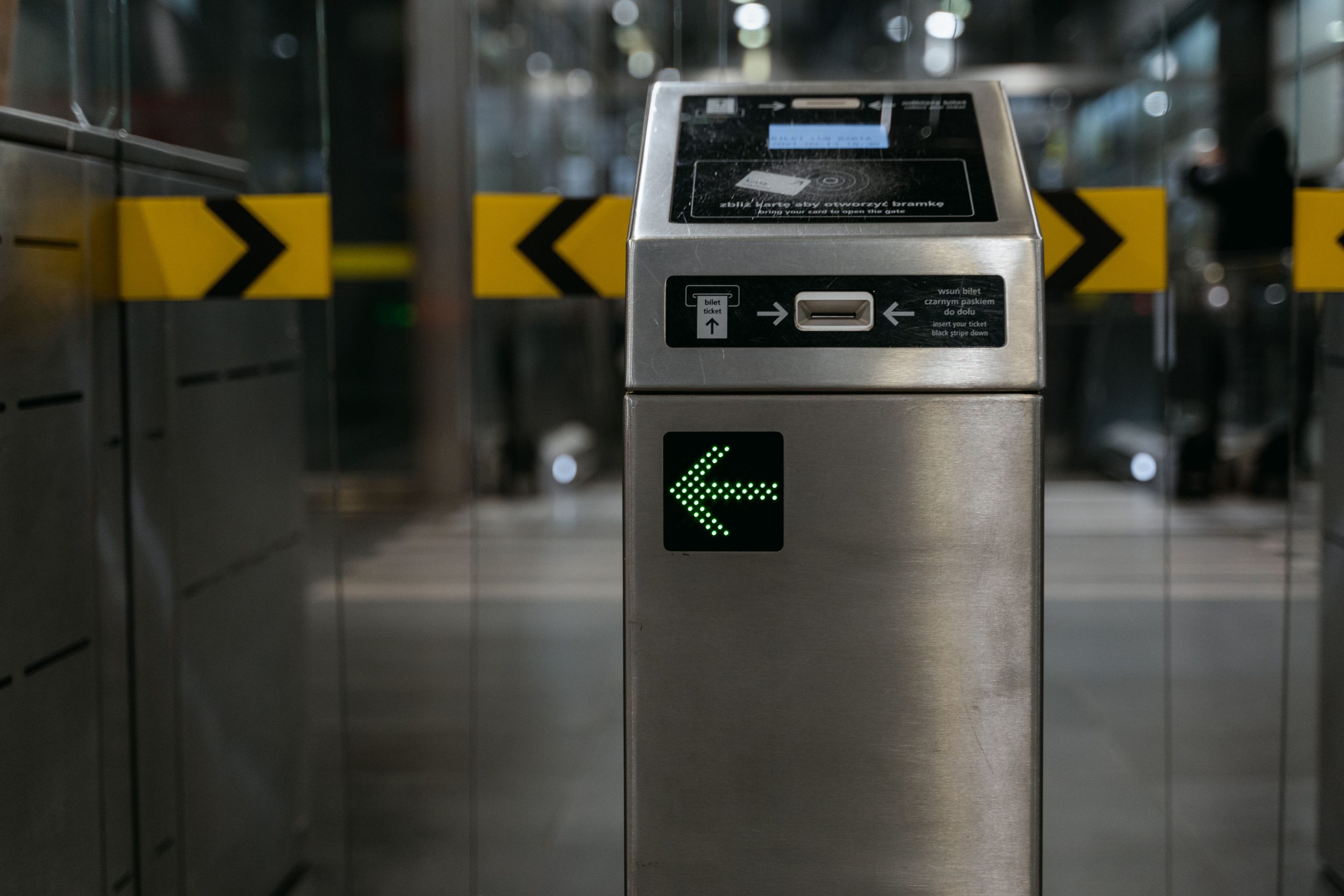 Portail accès illuminé flèche contrôle transit