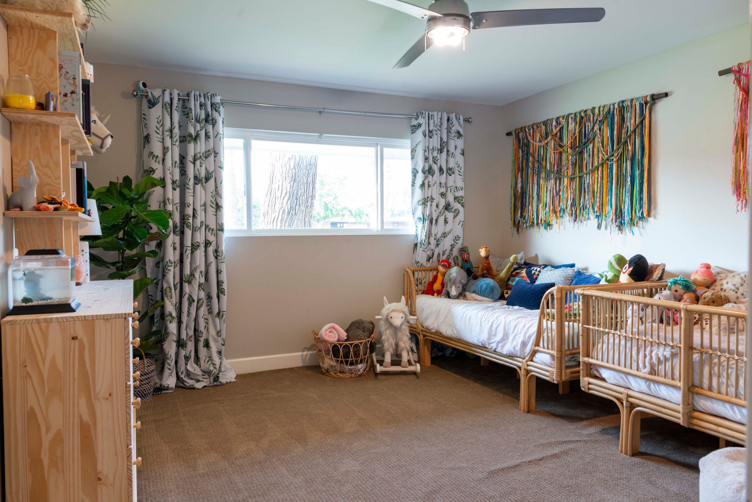 Chambre enfant lumineuse avec lits rotin et decor colore