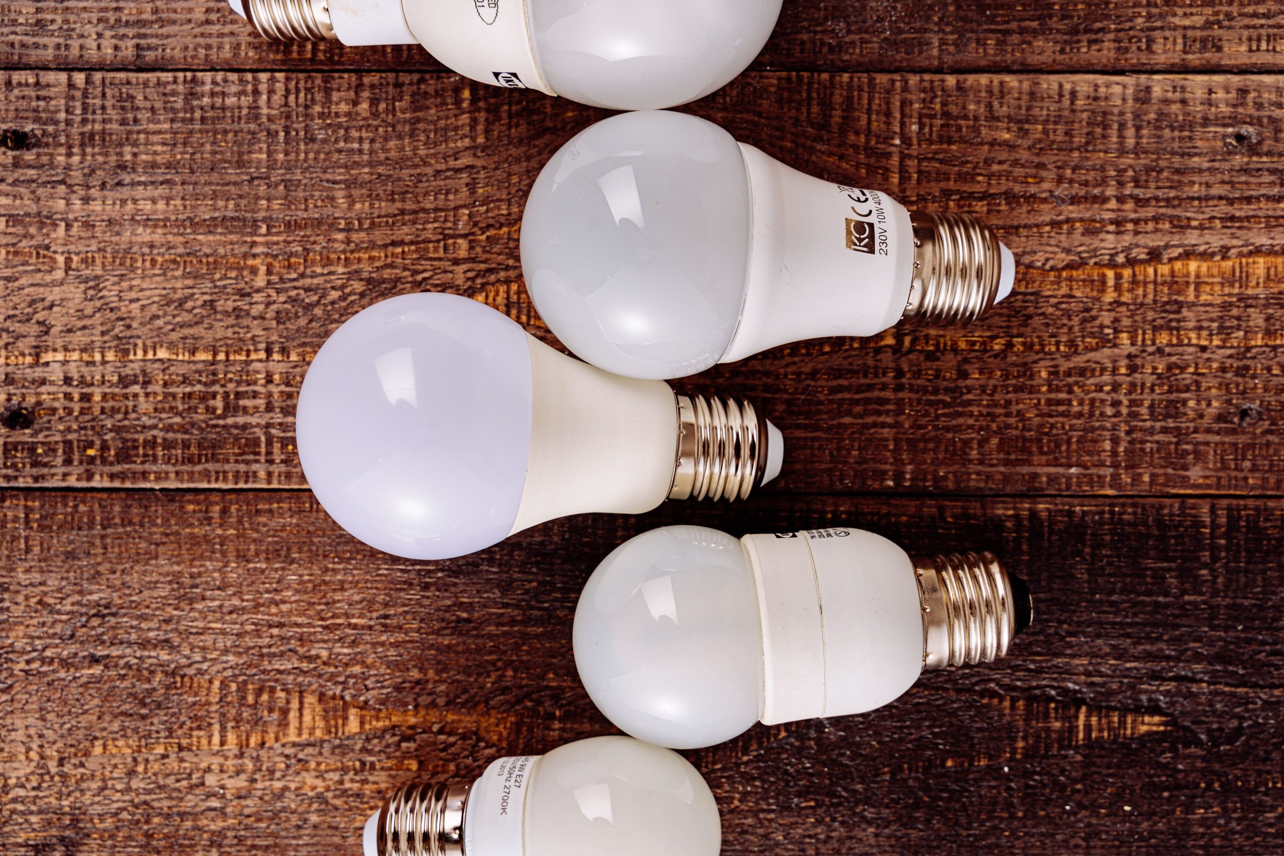 Collection d'ampoules LED sur bois rustique