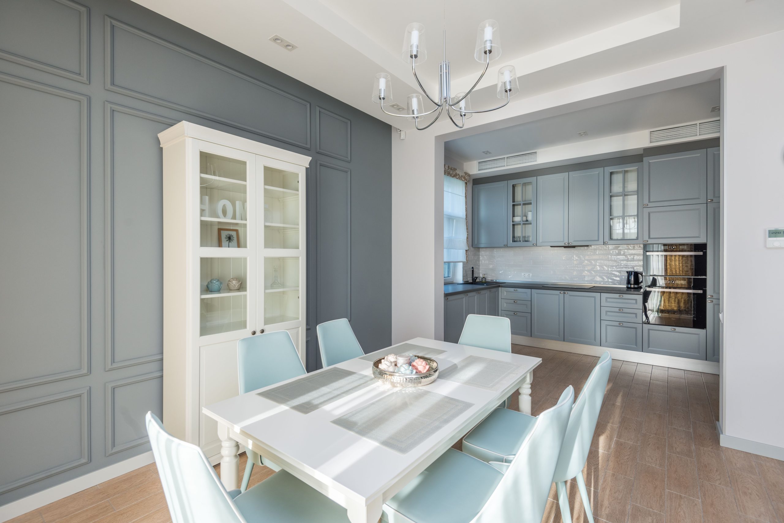 Cuisine grise avec coin repas aux tons pastel