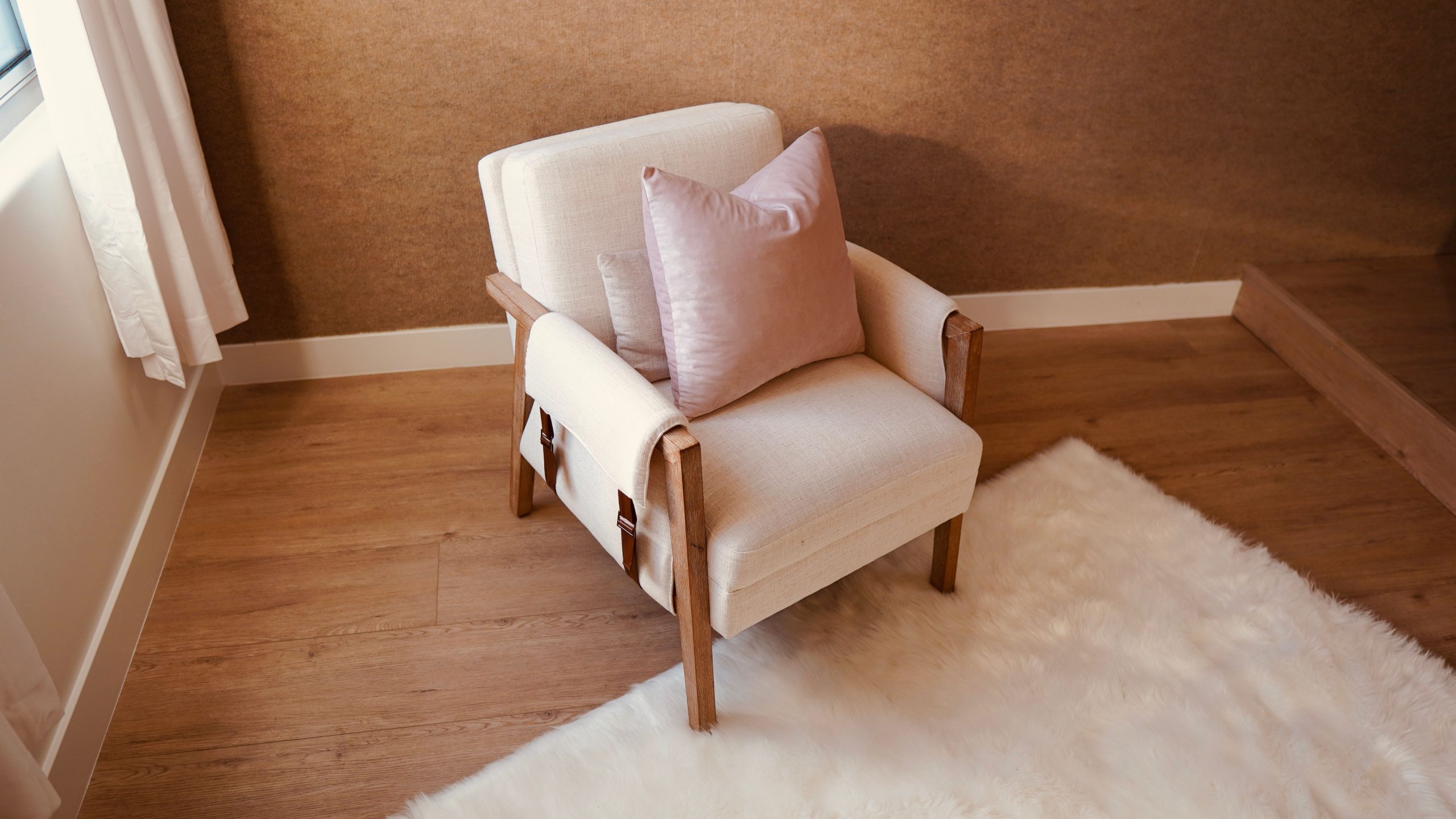 Fauteuil confortable avec coussin moelleux pour salon