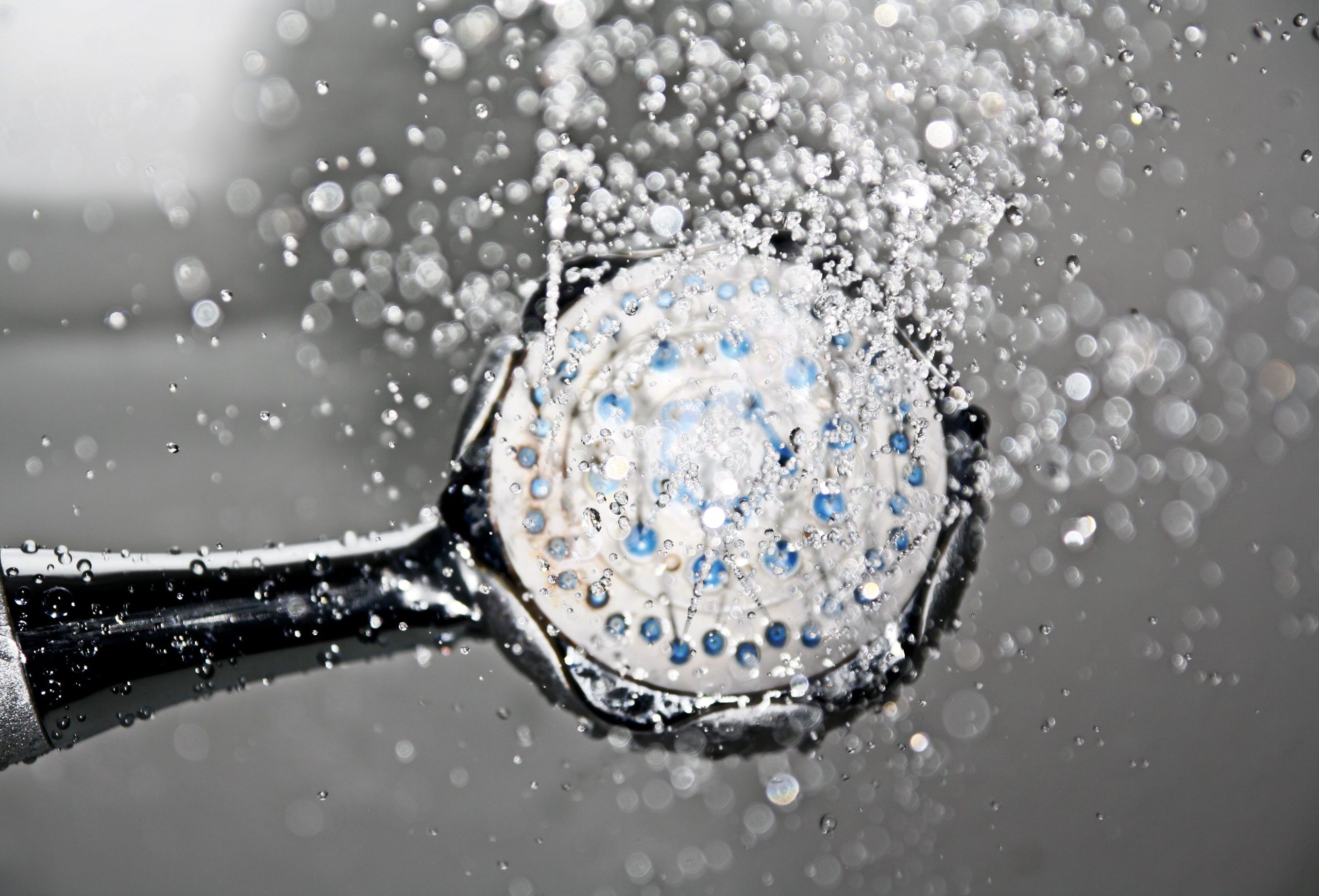 Pomme de douche libérant des gouttes d'eau
