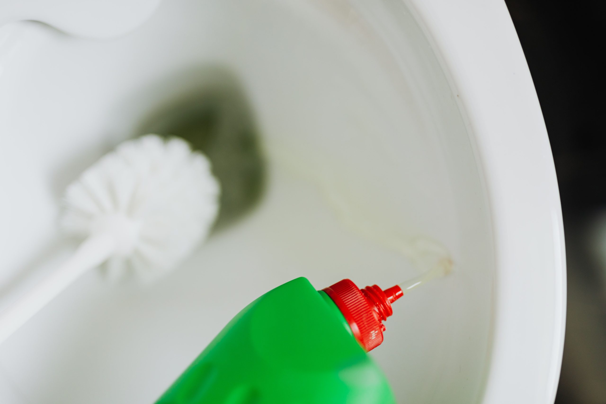 Produit nettoyant versé dans la cuvette des toilettes