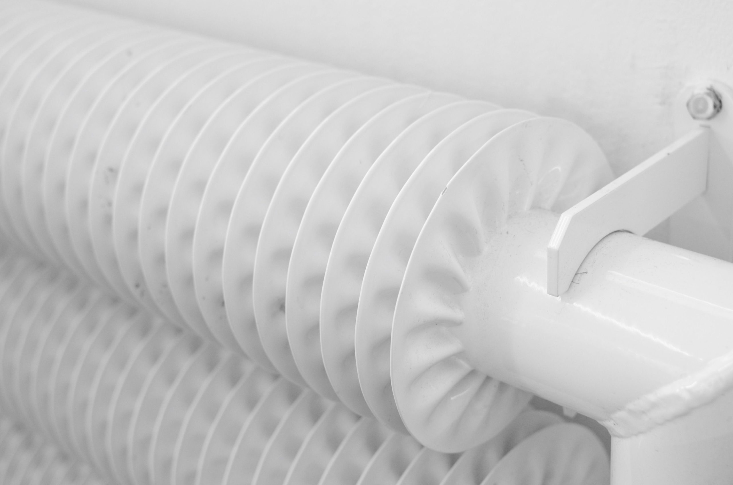 Radiateur à tubes métalliques fixé au mur