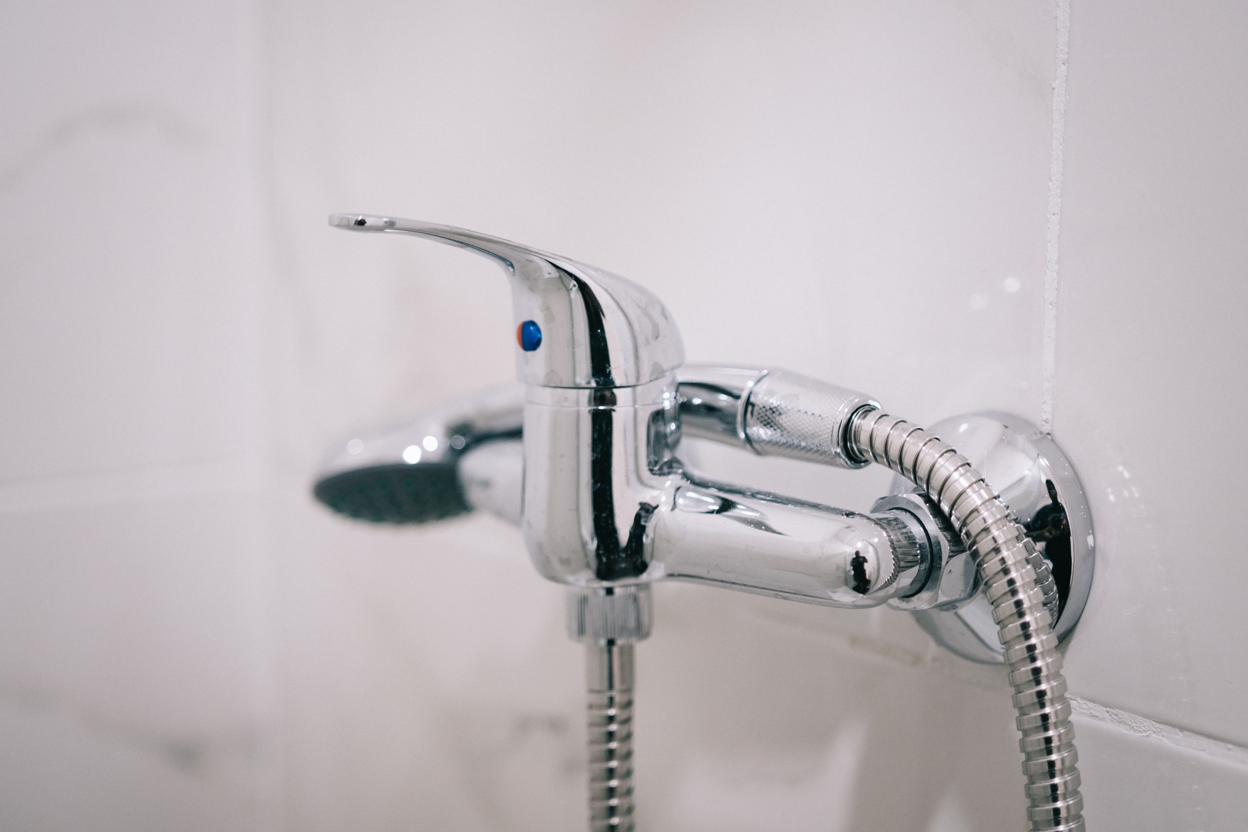 Robinetterie chromée moderne dans salle bain