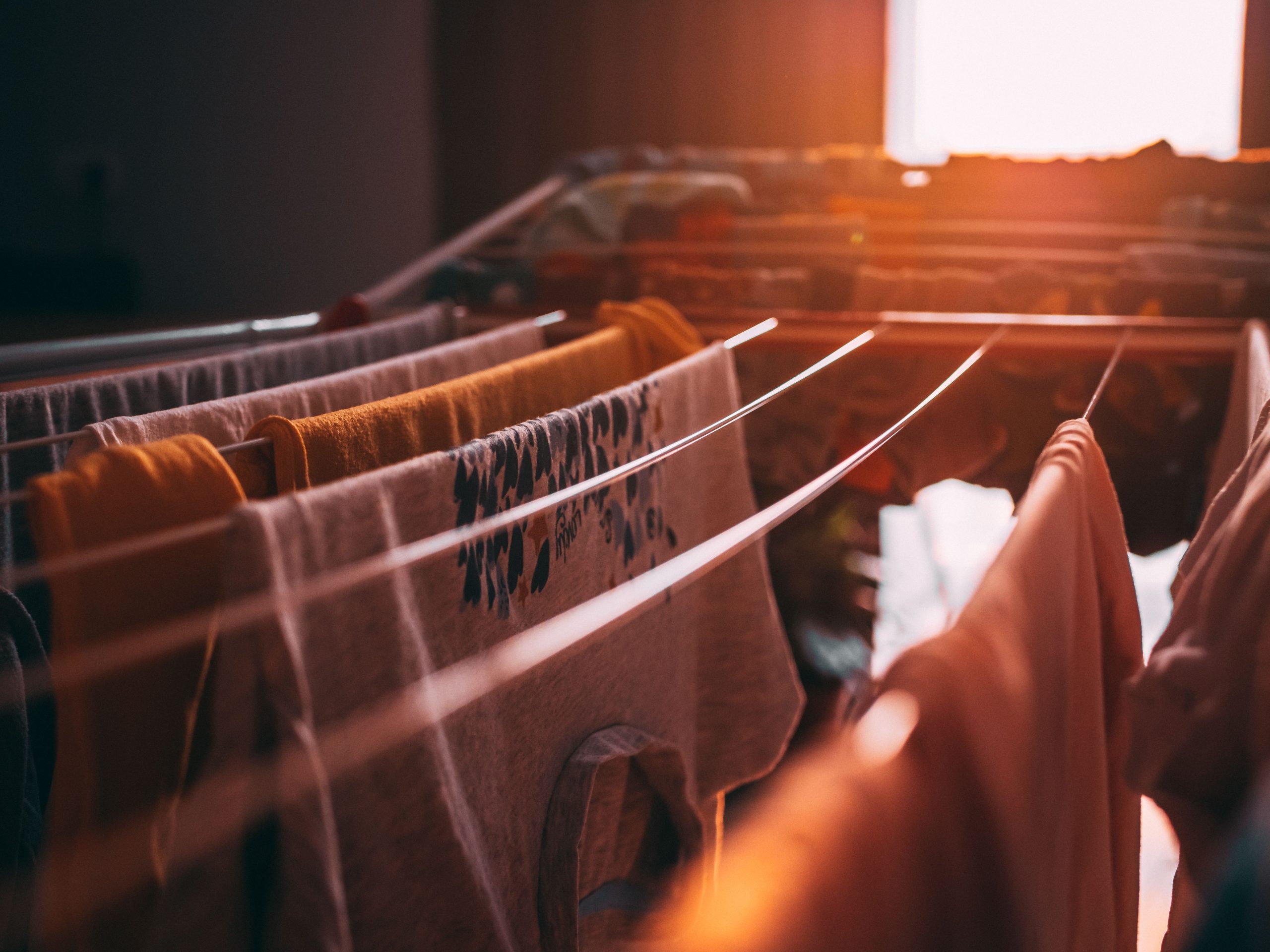 Vêtements sechant sur support interieur coucher soleil