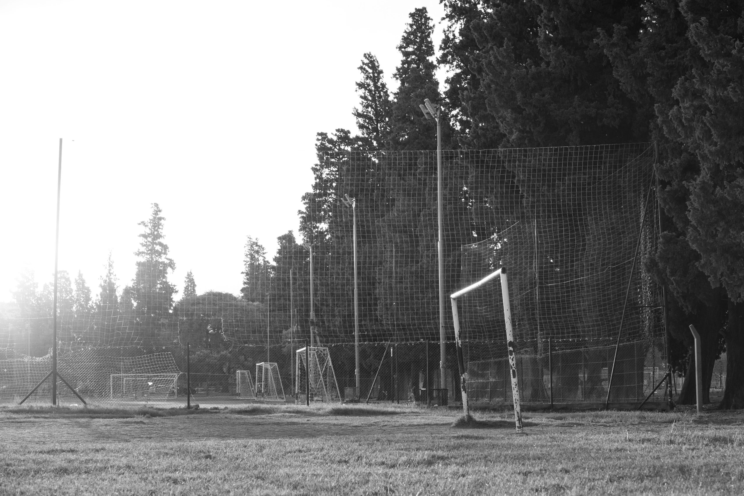 Terrain football rustique noir blanc levé soleil