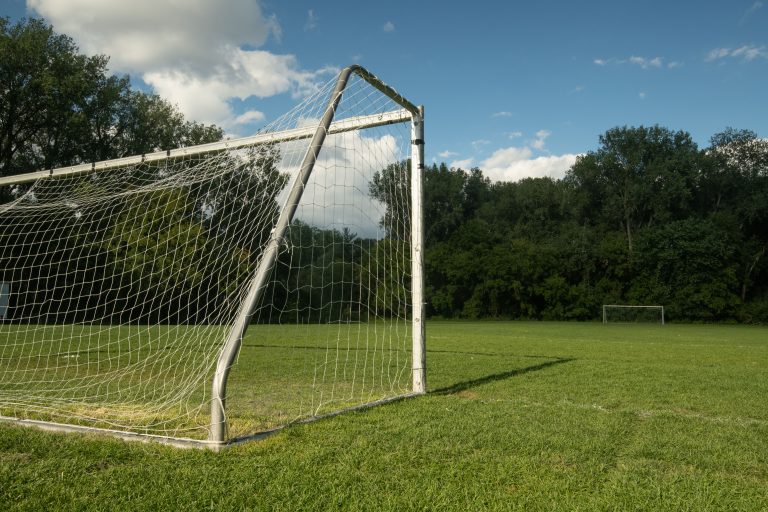 Comment installer un filet pare-ballon sans se tromper ?