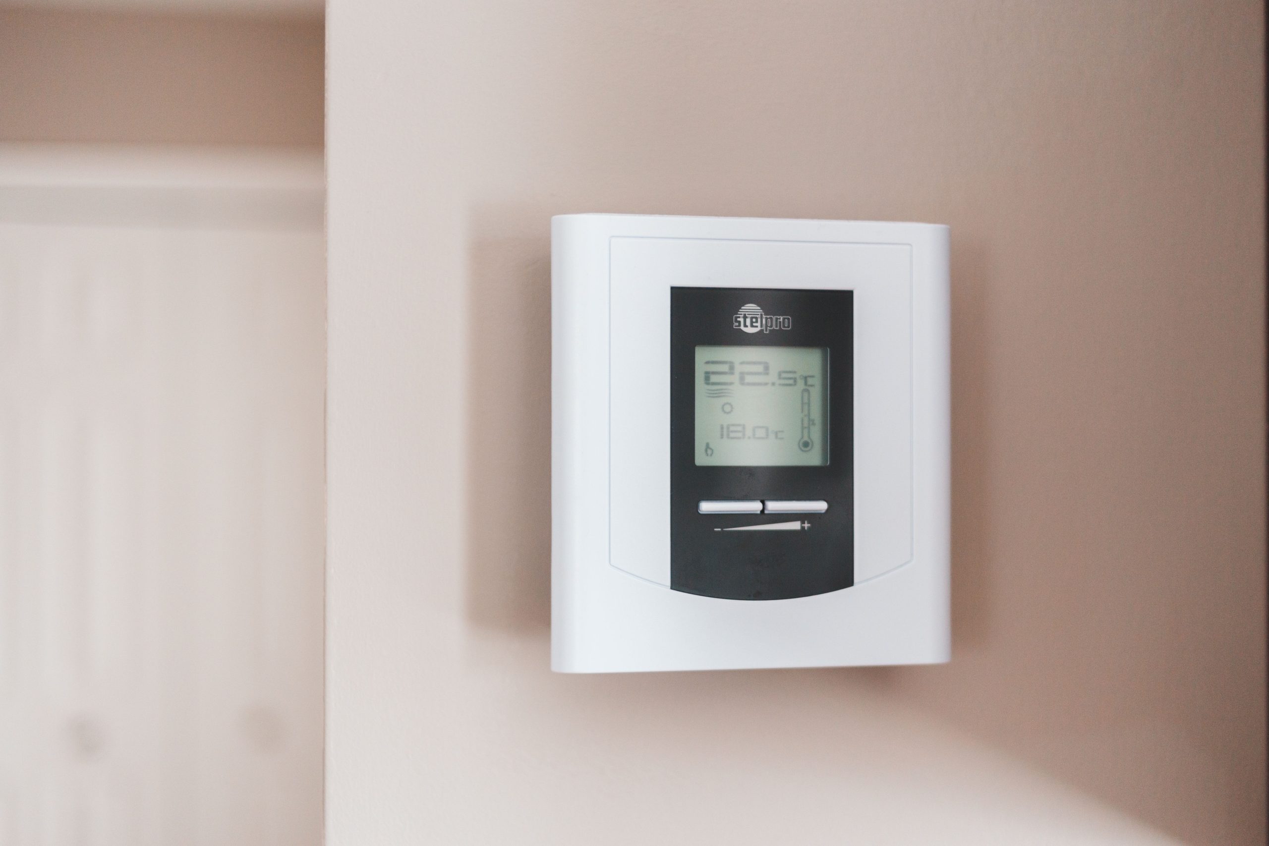 Thermostat numérique mural affichant la température