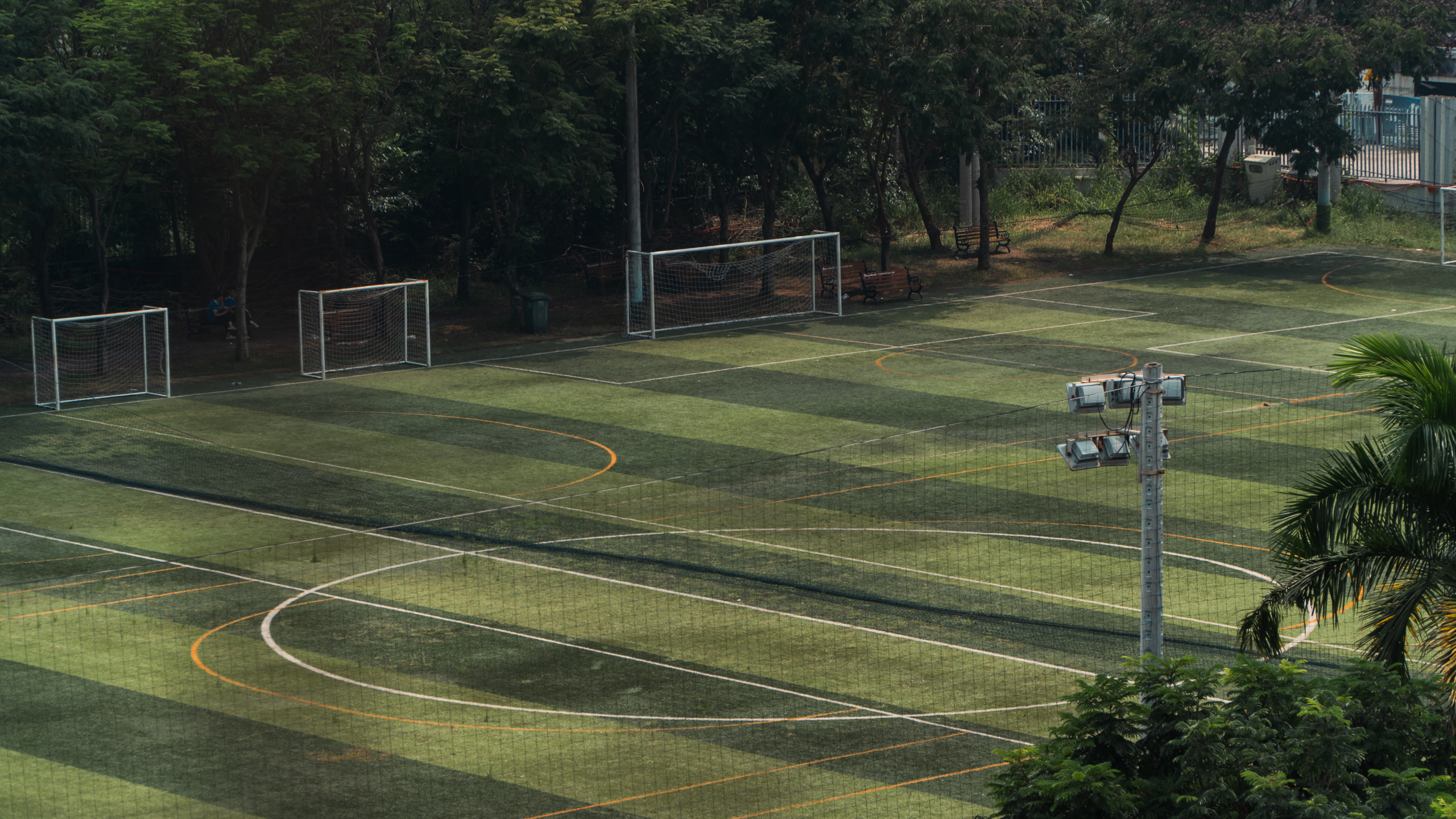 Vue aérienne terrain soccer parc entouré de végétation